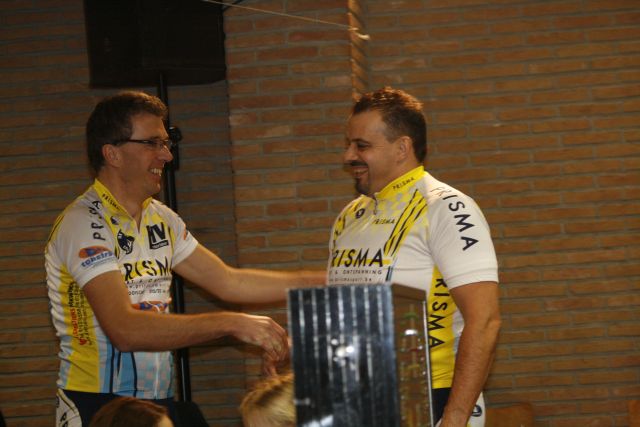 Kapitein feliciteert zijn spits
Ploegkapitein Karel (Fietsshop Racers) feliciteert zijn snelste renner Luc
