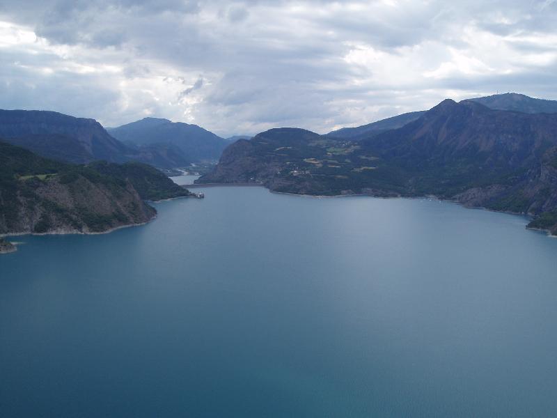 Lac de Serre-Ponçon
Mooi uitzicht over dit grote stuwmeer met op de achtergrond de stuwdam. De volgende dag zouden we in schitterend weer nog veel mooiere zichten hebben.
