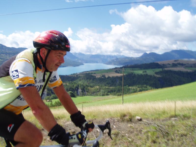 Danny op de klim naar Saint-Apollinaire
We zitten al op de tweede klim van de dag. Danny maakte een ommetje rond de eerste maar de rest reed als eerste klim wel op de supersteile Col de Pontis (iets te steil voor de fotograaf om daar al rijdend foto's te maken!).
