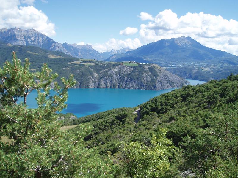 Zicht op de BelvÃ©dÃ¨re van Sauze-du-Lac
Vanop de Col Lebraut konden we mooi de eerste col van de dag (Col du Pontis) en de BelvÃ©dÃ¨re van de vorige dag (Sauze-du-Lac) zien liggen.
