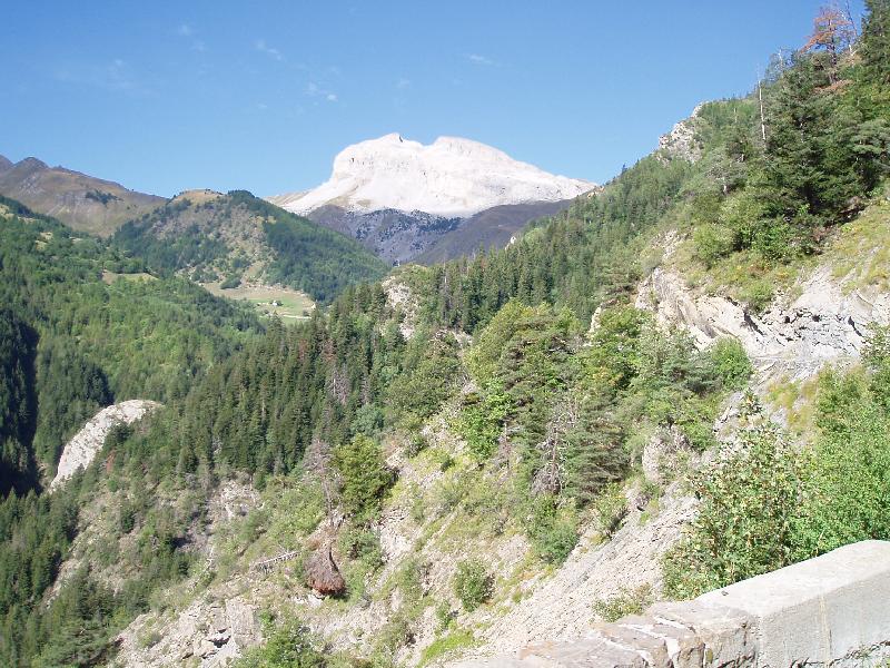 Beklimming van de Col d'Allos 1
De fotograaf besliste om de Col d'Allos (eerste col van een zware rit over drie cols) op't gemakske op te rijden en nam al rijdend enkele landschapsfoto's.
