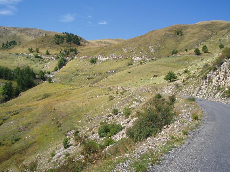 Beklimming van de Col d'Allos 4
De Col d'Allos is een mooie gelijkmatige klim zonder steile uitschieters die je echt makkelijk in reserve kan opfietsen genietend van de prachtige berglandschappen.
