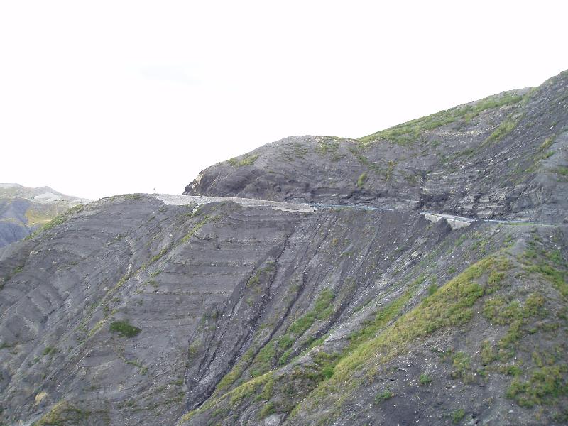 Laatse kilometer van de Col des Champs
Nog een foto al rijdend genomen van de woeste natuur waarlangs je boven komt op de Col des Champs, tweede col van de dag.
