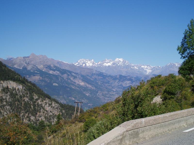 De toppen van de Ecrins
Op weg naar Guillestre (in de afdaling van de Col de Vars), hadden we een mooi zicht op de besneeuwde toppen van de Ecrins.
