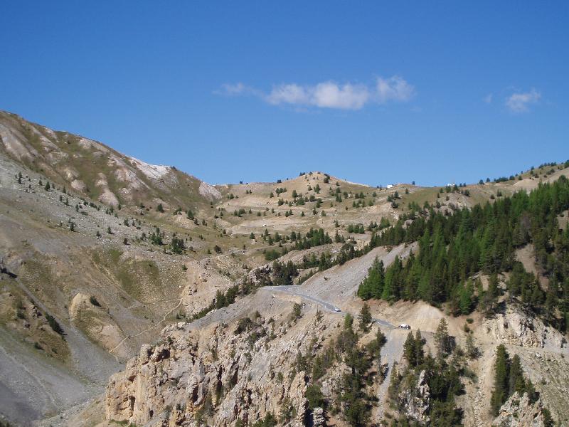 Zicht op de laatste kilometers van de beklimming vanaf de Casse Deserte 2
Ingezoomd zie je de weg nog wat beter naar boven slingeren.
