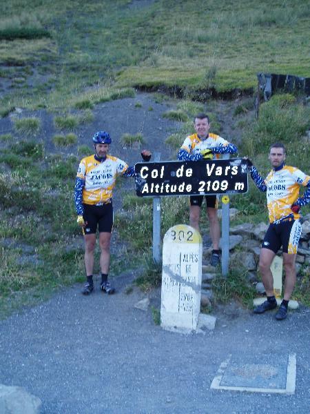 Boven op de Col de Vars
Op de laatste klim van de dag moest er wat gewacht worden eer iedereen boven was.
Het werd duidelijk dat de vorige dagen al wat geÃ«ist hadden van onze benen.
