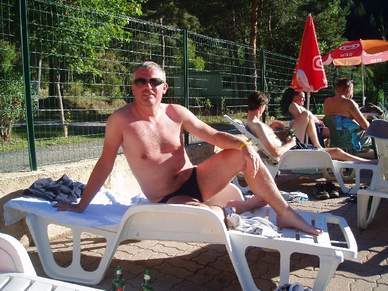 Swimming Pool Babes 1
Zalig genieten van een pintje naast het zwembad in een zomers zonnetje.
Wat is er beter dan dit om een prachtige fietsvakantie af te sluiten.
