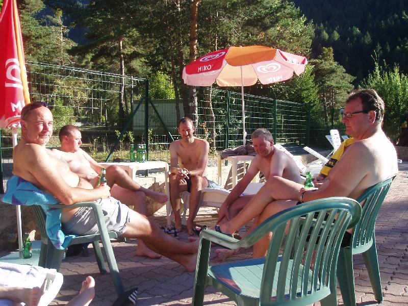 Swimming Pool Babes 4
Een koffiekransje met wat edel vocht.
