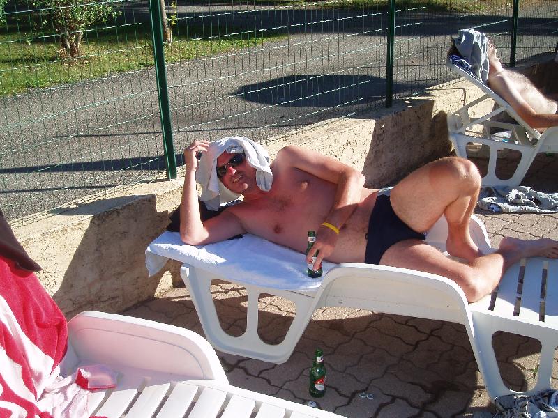 Swimming Pool Babes 12
Winterke betrapt.
Hij wordt niet graag gefotografeerd in (naar zijn normen) gÃªnante poses, maar de fotograaf was dit keer te rap.
