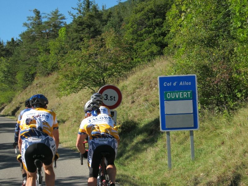 Welkom op de Col d'Allos
Vandaag hebben we grote plannen: drie cols van meer dan 2000 meter moeten eraan geloven. De eerste ervan is de Col d'Allos.
