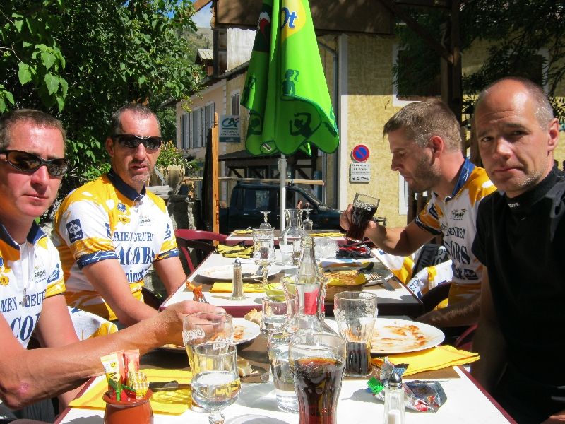 Fond leggen in Allos
Een overijverige restaurantuitbater lokte ons tot op zijn terras. We gingen voor pasta, pizza en frieten. De wijn laten we op dit uur van de dag echter wijselijk schieten.
