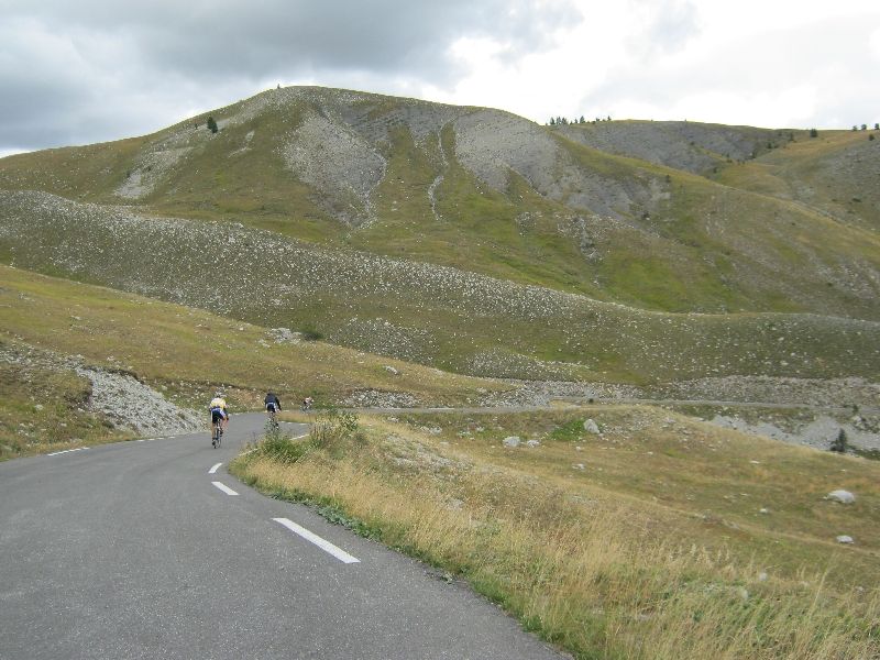 Nissorappers in vrije val
De afdaling van de Champs was redelijk overzichtelijk en had een prima wegdek. Ideaal om de kilometrikskes eens de hoogte in te jagen.
