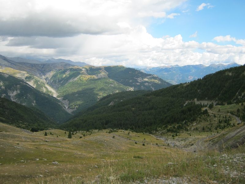 Panorama vanop de Col des Champs
Het eerste deel van de afdaling van de Col des Champs bood weidse vergezichten. Merk op dat we links reeds enkele donkerder wolken op ons af zien komen.
