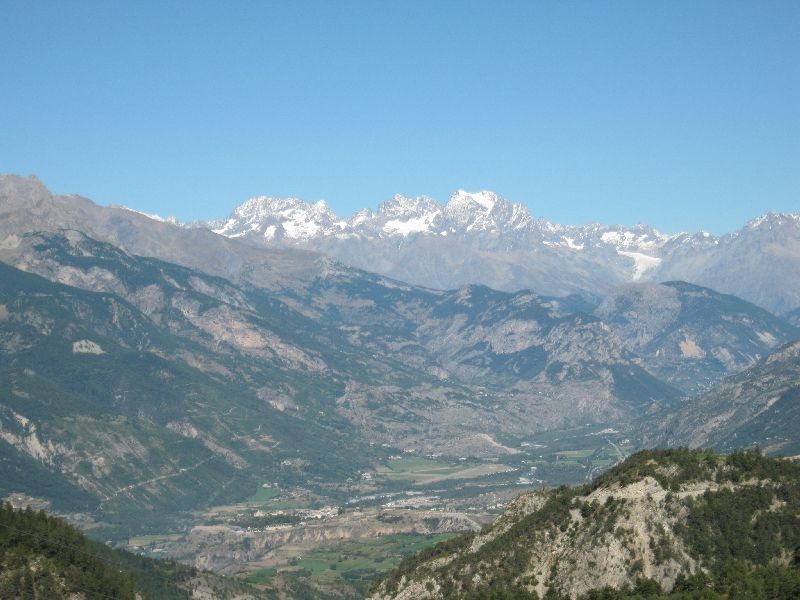 Uitzicht op besneeuwde Alpentoppen
Vanop de Col de Vars kan men mooi de toppen van het Pelvouxmassief zien liggen.
