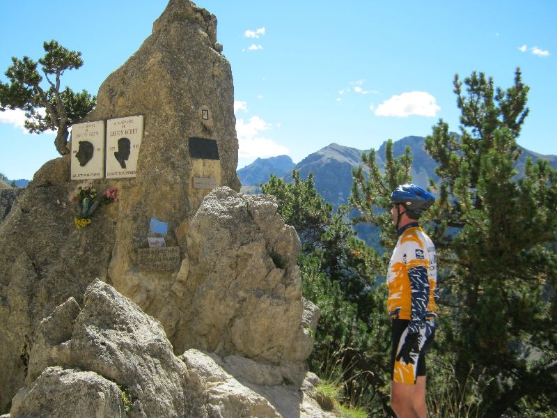 Hale bij twee andere grootheden
Koen kijkt vol adoratie naar de plaquette die de lezers van L'Equipe tegen de rots lieten aanbrengen ter gedachtenis van Fausto Coppi en Louison Bobet. Beiden legden op de flanken van de Izoard de basis van Ã©Ã©n van hun tourzeges.
