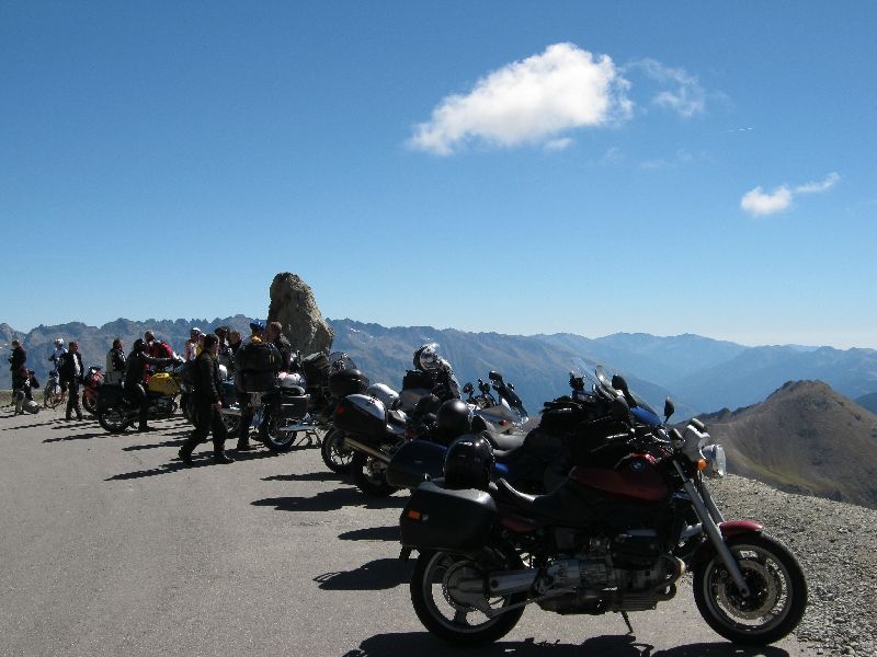 Moto's op de top
Met de moto is het duidelijk veel makkelijker om de Bonette op te rijden dan met de fiets, getuige het aantal motoren op de top. Het uitzicht is in elk geval fenomenaal.
