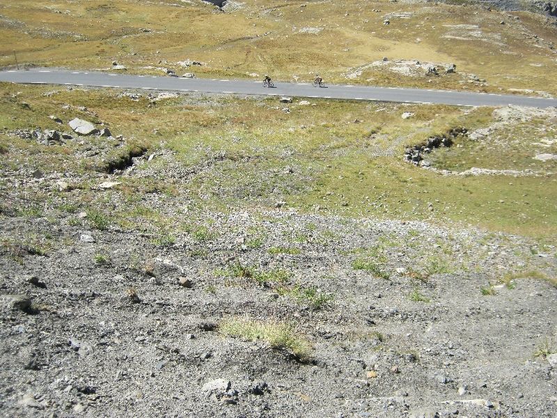 Afdaling naar Jausiers
De afdaling naar beneden is ingezet. Onder ons bemerken we twee nietige Nissorappers. Even later zouden sommigen van ons getuige zijn van een accident met een motor.
