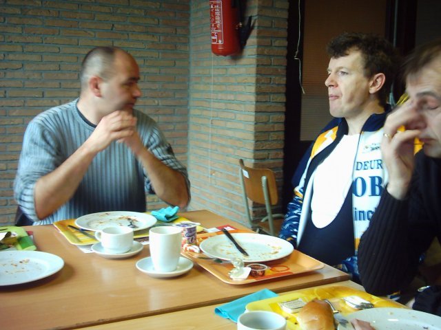 Danny niet en Pit net op tijd klaar
Danny en Warre zijn niet in koerskledij en zullen samen met andere B's een ritje op de gewone fiets rijden. Pit heeft het niet geriskeerd om spek met eieren te nemen. 
