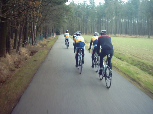 Door de bossen van Oostmalle 2
Rond het vliegveld van Oostmalle wordt straks de sluitingsprijs van het veldritseizoen gereden, en verderop zouden we de supporters kruisen die al kwamen aangereden.
