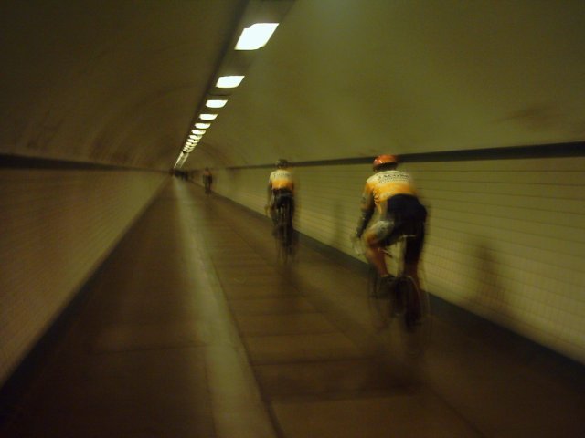 Tunnelvisie
Eigenlijk verboden te fietsen maar aan een rustig tempo hinderden we niemand.
