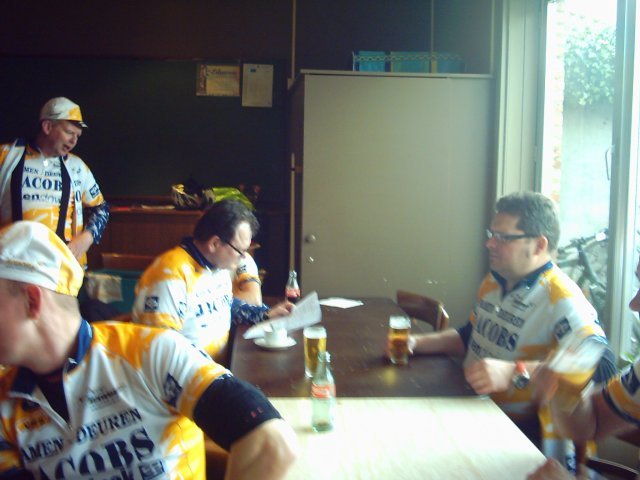Hans Leest Voorstel Mallorca
Hans bestudeert het voorstel van Warre om eens naar Mallorca te trekken voor de buitenlandse reis.
