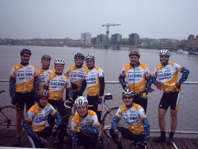 Groep op brug van Temse
Iedereen was eerst wat onwennig vanwege "wat gaan we hier doen?" en "wat gebeurt er". Maar de brug was het einddoel en keerpunt van de trip, een mooie lokatie voor een foto. Als er nog meer tijd was geweest, hadden we aan de overzijde misschien bijgetankt in cafÃ© 'Temsica' dat we een vorige keer al bezochten.
