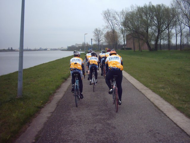 Groep richting Klein Willebroek
op de dijk van het zeekanaal
