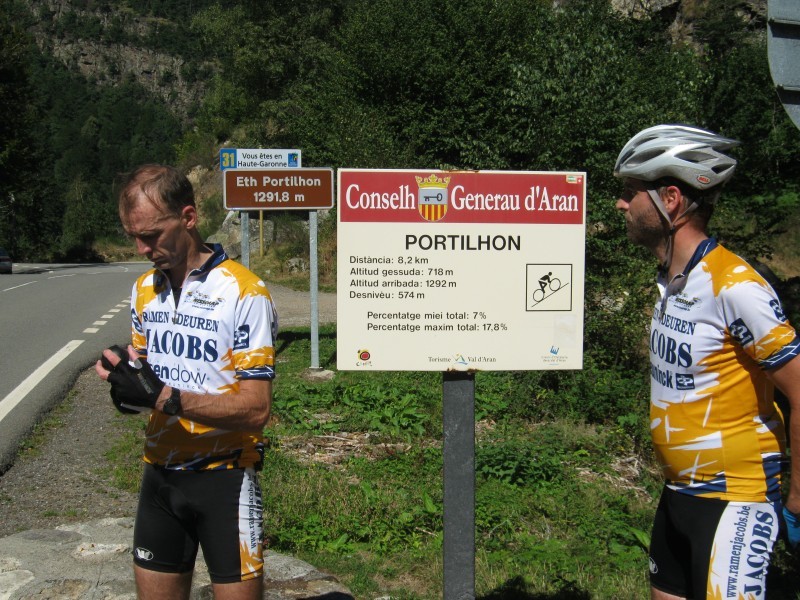 In Spanje
De Col de Portillon ligt op de grens met Spanje. Op het bord staan de gegevens van de klim langs Spaanse kant. De kenmerken van de beklimming zoals wij die deden (vanuit Luchon) kan je terugvinden in onze coldatabase.
