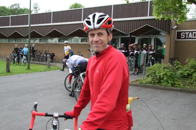 Raf in de achtergrond
Raf haast zich in de achtergrond naar zijn fiets om weg te zijn voor de mannen van de Tiense Trappers (die nog moesten poseren voor een groepsfoto) in de hoop wat verder zijn wagonnetje bij hen te kunnen aanhaken.
