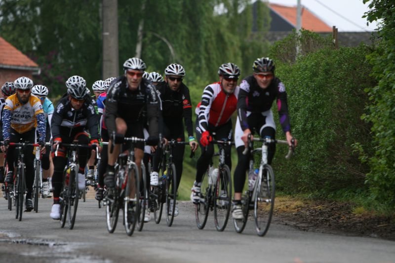 Beschutting in de groep
Alleen starten voor 215km betekent dat je in het begin best wat beschutting zoekt in een groepje.
