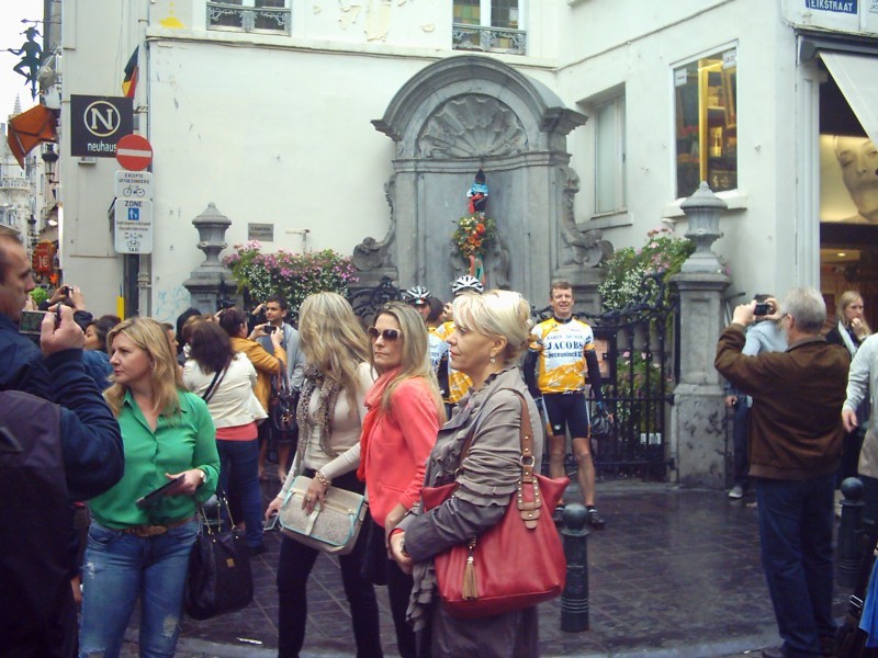 Pit Poseert 2
Terwijl de fine fleurs voorbijflaneren wordt Pit al gekadreerd door de man rechts
