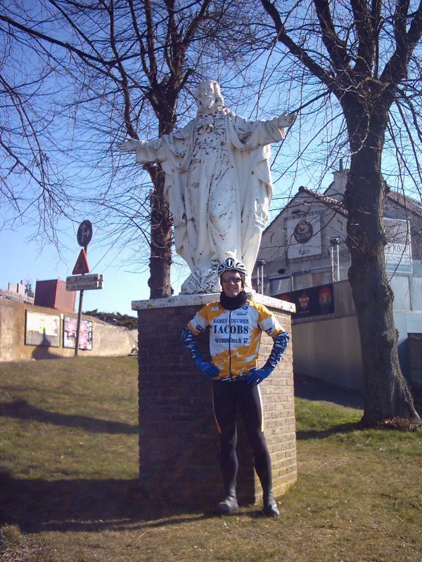 Pit aan Heilig Hart van Tielt
Pit poseert bij het beeld van Christus in Tielt.
Dit is een typisch Heilig Hartbeeld, dat een staande Christusfiguur voorstelt, gekleed in een lang geplooid gewaad met meestal op de borst een vlammend hart zichtbaar, en de handen zegenend opgeheven of wijzend naar het hart. 
