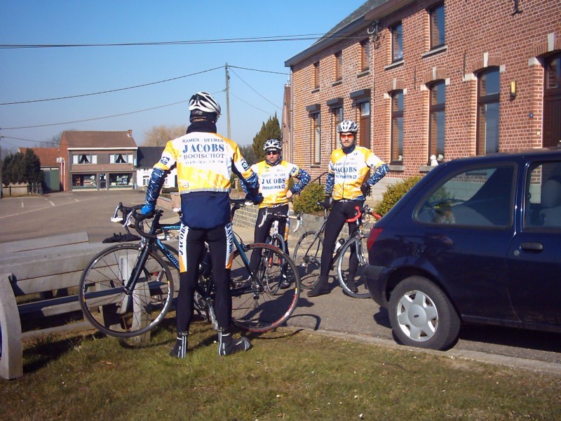 Bijanken in Tielt
Even wat foto's maken, geeft de anderen tijd om even bij te tanken watn het wordt nog een stevig rit.
