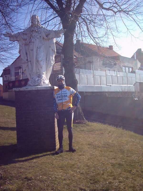 Koen Aan Heilig-Hart beeld van Tielt
Koen poseert ook even bij zijn "vondst". Bij het uitstippelen van de route op Google Streetview naar de 2 bekendste Christus-beelden, zag hij plots dit gelijkaardige beeld staan. Dat paste direct perfect in het thema: een klimmetje naar de top, een kasseitje in de aanloop, en het beeld als stopplaats voor een degelijk foto. Want die is er nog niet te vinden op internet. Vanaf nu wel, in ons fotoalbum!
