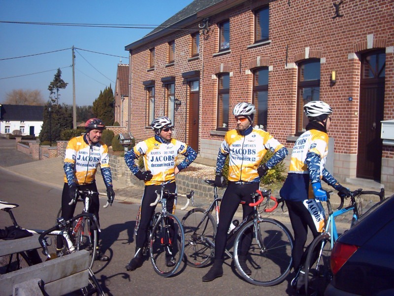 Groep in Tielt 1
De rest geniet van het uitzicht en de zon. Pit maakt de omtrekkende beweging ...
