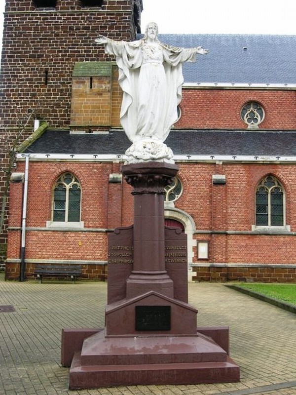 Heilig Hartbeeld in Messelbroek
Dit is ook een kleiner beeld, dat naast de kerk staat op het kerkpleintje van Messelbroek.
[url=https://inventaris.onroerenderfgoed.be/dibe/relict/213185]Hier[/url] is meer uitleg te vinden.
