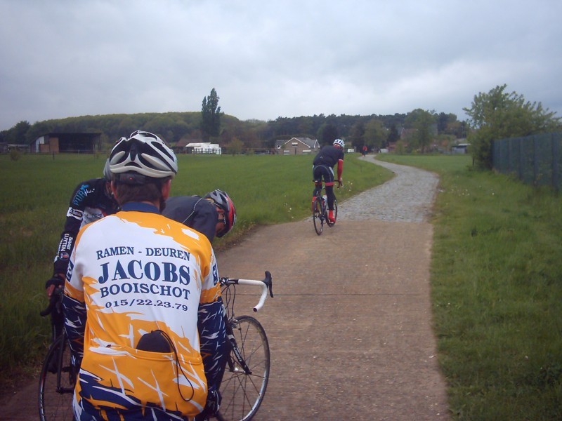 Nieuw Kasseiken
Een ontdekking op deze toer: een nieuwe kassei die we in onze Parijs-Roubaix specials kunnen inpassen. Een zijstraat van de Bergvijver tussen Gelrode en Rillaar die we nog nooit deden.
