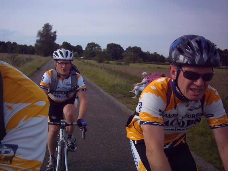 Express-selfie op de Langendijk
We zijn er bijna, maar Pit kijkt precies verbeten alsof het nog 50 km is, en Johan kijkt ook al zo ernstig. Relaxen jongens, we zijn maar aan het fietsen...
