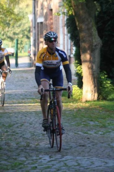 Woens gaat van start
Hier gaat het nog vlotjes, maar halfweg bij de bevoorrading op een dikke 85km moet de Woens noodgedwongen opgeven door een kapotte body. Dikke pech!

