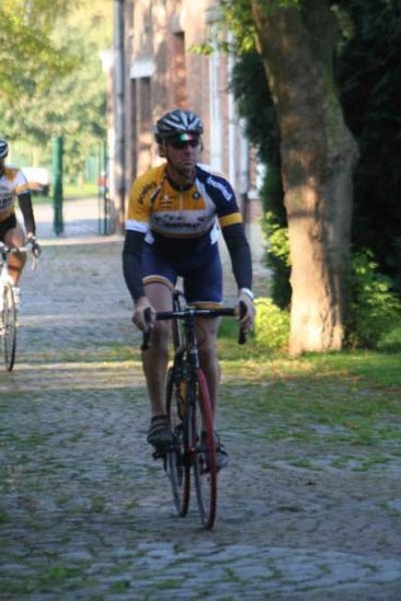 Woens gaat van start
Hier gaat het nog vlotjes, maar halfweg bij de bevoorrading op een dikke 85km moet de Woens noodgedwongen opgeven door een kapotte body. Dikke pech!
