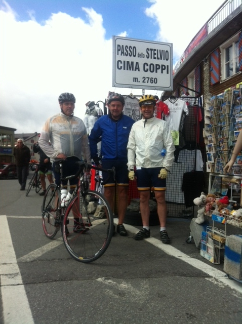 Samen op de Stelvio 1
Jaak en John hebben het toch maar weer geflikt ! Alle bochten van de Stelvio gepakt en tot boven gereden.
