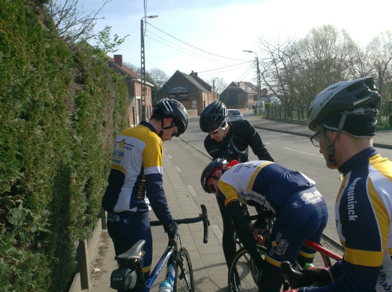 Spaak 1
Tweede incident al, nadat Johan plat gereden was in de Bossestraat na 1,2 km. De Jokke verliest een spaak in het voorwiel aan de watermolen van Rotselaar.
