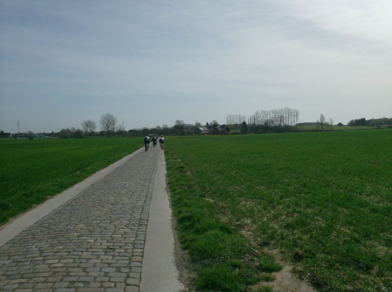 Breisem 3
Ondanks de betonnen boorden kiezen de echte mannen onder de Nissorappers toch voor de kasseien in de middenstrook.
