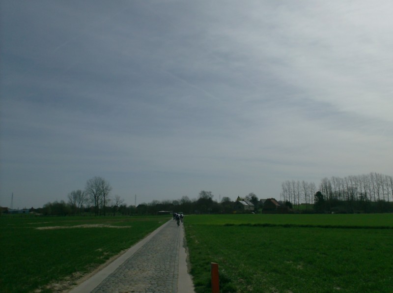 Breisem 5
Heel wat anders dan de 3 km bultige en geaccidenteerde kasseien van de Bevekomstraat-Rue De Mollendael tussen Bierbeek en Bevekom.
