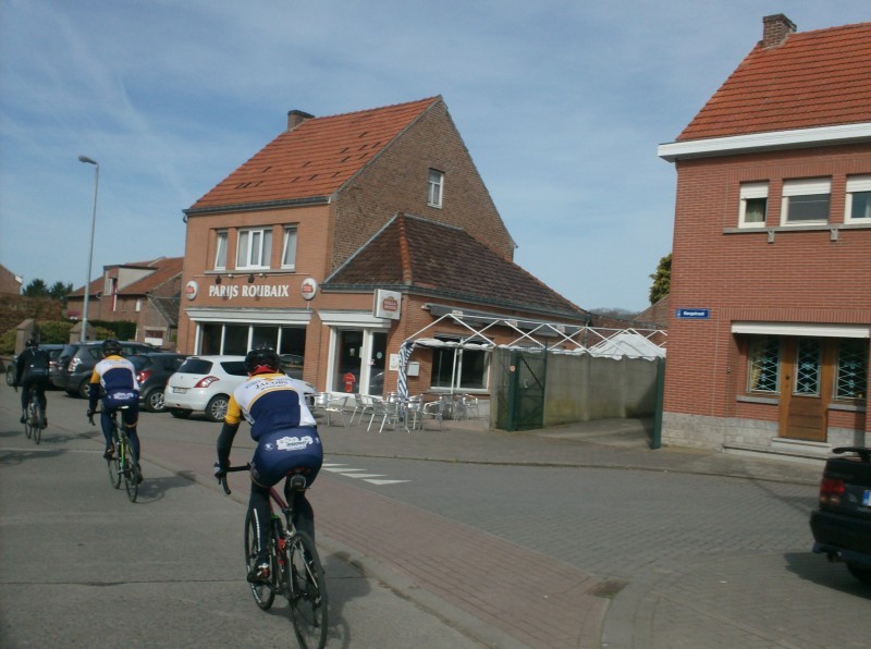 CafÃ© Parijs-Roubaix 2
Geen foto op het terras deze keer. Door de 2 stops onderweg is er te weinig tijd over om even te genieten van het mooie weer.
Een voorbijrijlfie dan maar...
