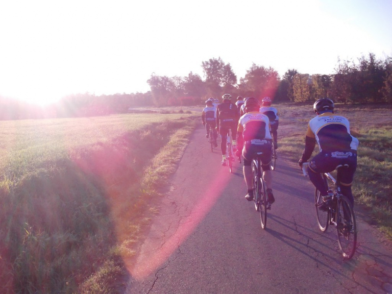 Vertrek Via Booischot 3
De opkomende zon hangt nog laag, en de grassprieten nog vol dauw.
