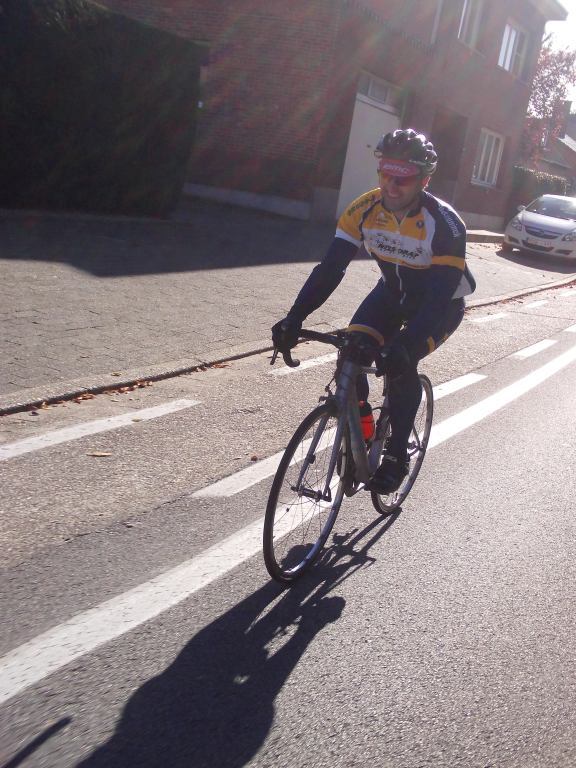 Naar Den Don 2
Eggie met een gevaarlijk streek. Hij heeft de fiets van Johan geleend om naar Den Don te rijden. Opletten, Eggie, er kan vanalles loszitten aan die fiets.
