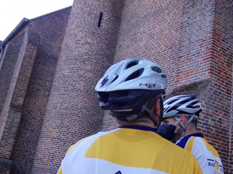 Waar Is De Kogel In De Kerk Van Wortel ?
Nadat Johan hoorde van onze ontdekking van de kogel in de kerk van Neerhespen in [url=http://www.nissorap.be/fotoalbum/thumbnails.php?album=390]dit album[/url], nam hij ons mee naar de kerk van Wortel, want daar zou ook een kogel in de kerk zitten. We moesten even zoeken... Waar is die kogel ?
