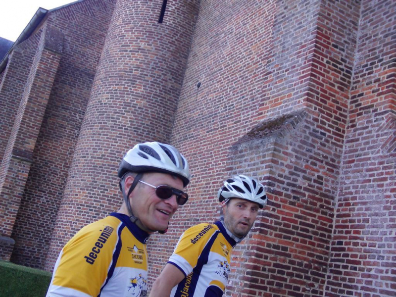 Inderdaad Een Kogel In De Kerk Van Wortel
Raf en Johan glunderen met de ontdekking van een 2de kogel in een kerkmuur. Ze glunderen nog meer omdat dat gebeurt zonder dat Pit erbij is. Die is nogal verlekkerd op zulke erfgoedmomenten tijdens onze fietstochten. 
