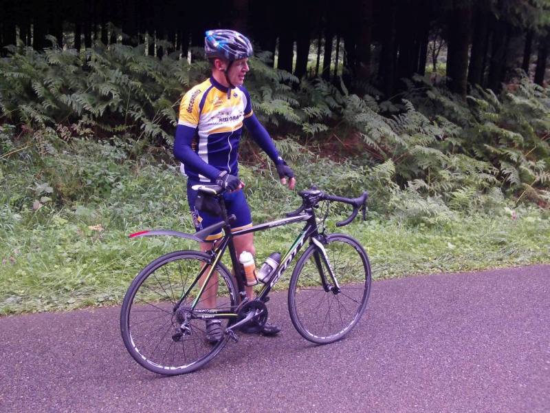 Pit Parkeert Voor Pauze
Ergens op een helling is het even wachten op de rest. Pit zet zich van de fiets.
